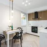 Modern Center By Renters بوزنان